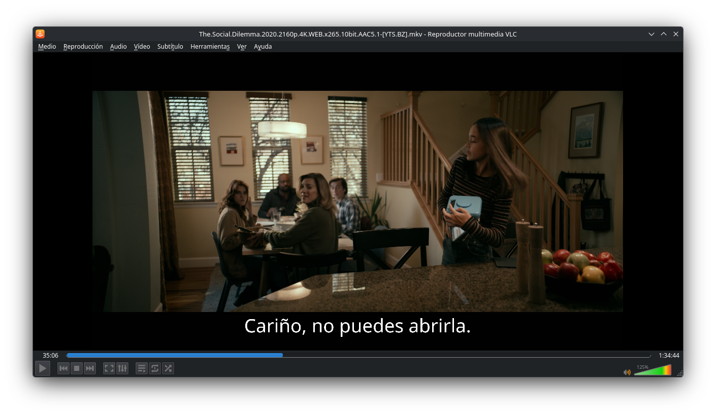 La foto muestra una escena del documental, en la que se ve a un tapper con un temporizador. Y la pendeja tratando de abrirla